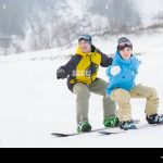 Ski snowboard montagna persone skiing parlano amici gruppo allegri sorridenti felici neve smiling packages cheerful